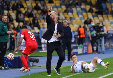 KYIV, UKRAINE - SEPTEMBER 14, 2021: Benfica teknik direktörü Jorge Jesus UEFA Şampiyonlar Ligi maçında Kyiv 'deki NSC Olimpiyskyi stadyumunda Dinamo Kyiv' e karşı maç yapıyor.