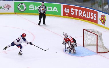 KYIV, UKRAINE - SEPTEMBER 3, 2021: Penaltı atışları: HC Donetsk kalecisi Andrey Makarov - Rungsted Seier Capital 'den Tim Daly Şampiyonlar Ligi Şampiyonlar Ligi Şampiyonlar Ligi Spor Sarayı' ndaki maçında