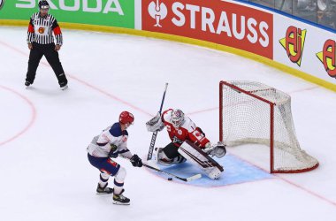 KYIV, UKRAINE - SEPTEMBER 3, 2021: Penaltı atışları: Şampiyonlar Ligi Şampiyonlar Ligi maçında HC Donetsk 'in kalecisi Andrey Makarov - Rungsted Seier Capital' den Marcus Olsson