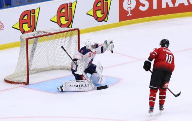 KYIV, UKRAINE - SEPTEMBER 3, 2021: Penaltı atışları: Rungsted Seier Capital 'in kalecisi Ville Kolppanen - HC Donbass Donetsk Şampiyonlar Ligi maçı sırasında Mikhail Stsefanovich