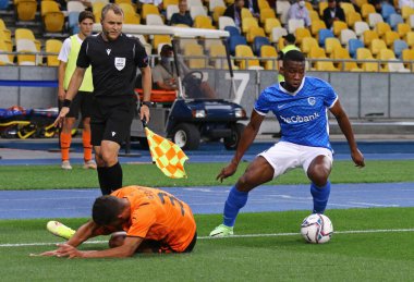 KYIV, UKRAINE - 10 AUGust 2021: Genk (R) takımından Carlos Cuesta, Kyiv 'deki NSC Olimpiyskyi stadyumunda Shakhtar Donetsk' e karşı oynanan UEFA Şampiyonlar Ligi üçüncü tur eleme maçı sırasında görev başında