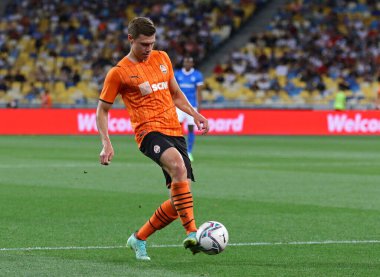 KYIV, UKRAINE - 10 AĞUSTOS 2021: Shakhtar Donetsk takımından Mykola Matviienko, UEFA Şampiyonlar Ligi üçüncü tur eleme karşılaşmasında Genk 'e karşı Kyiv' deki NSC Olimpiyskyi stadyumunda top atıyor.