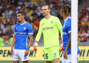 KYIV, UKRAINE - 10 AĞUSTOS 2021: UEFA Şampiyonlar Ligi 'nde NSC Olimpiyskyi stadyumunda Shakhtar Donetsk' e karşı oynanan üçüncü tur eleme karşılaşmasında Genk kalecisi Maarten Vandevoordt 'un portresi