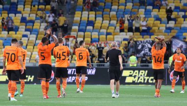 KYIV, UKRAINE - 10 AĞUSTOS 2021: Shakhtar Donetsk oyuncuları UEFA Şampiyonlar Ligi üçüncü tur eleme karşılaşmasında Ukrayna 'nın başkenti Kyiv' de bulunan NSC Olimpiyskyi Stadyumu 'nda Genk' e karşı oynadıkları maçın ardından hayranlarına teşekkür ediyor.