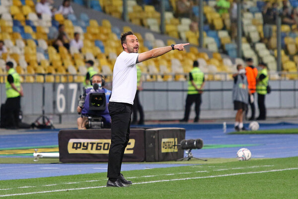 КИЕВ, УКРАИНА - 10 августа 2021 года: Главный тренер донецкого "Шахтера" Роберто Де Зерби в бою во время третьего квалификационного раунда Лиги чемпионов УЕФА против "Генка" на стадионе "Олимпийский" в Киеве