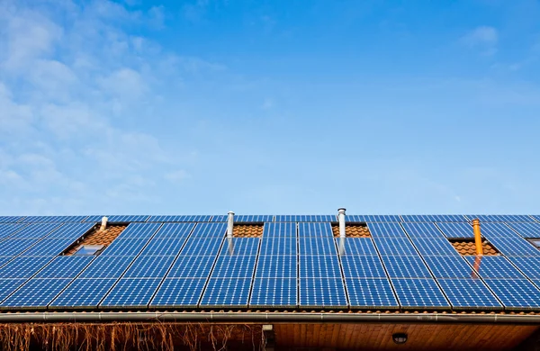 Paneles solares en el techo del edificio — Foto de Stock