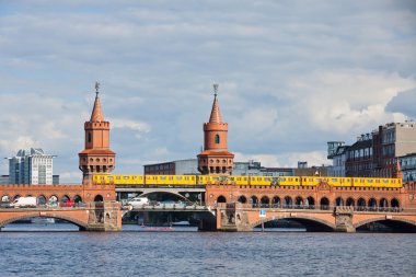 berlin spree nehri geçip oberbaumbrucke Köprüsü