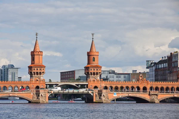 Oberbaumbrucke most přes řeky Sprévy v Berlíně — Stock fotografie