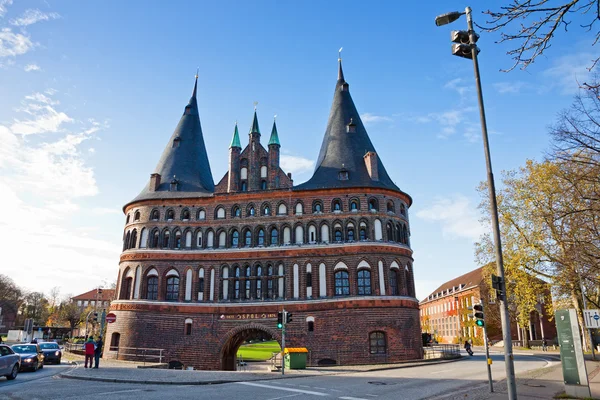 Holštýnské brány ve starém městě Lübeck, Německo — Stock fotografie