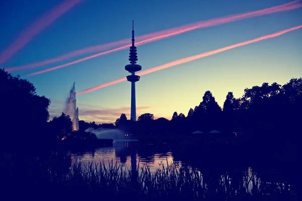 Hamburg TV-tornet efter solnedgången, Tyskland — Stockfoto