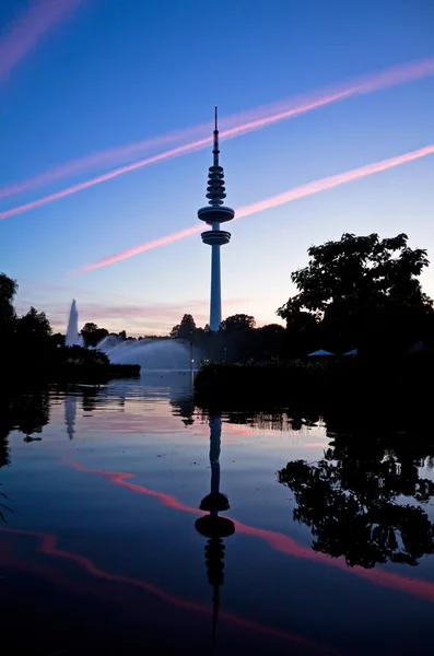 Гамбургская телебашня после заката, Германия — стоковое фото