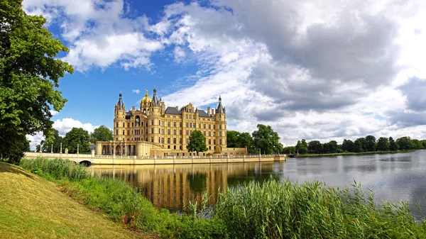 Panoramiczny widok na zamek Schwerin, Niemcy — Zdjęcie stockowe