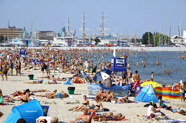 Overvolle gemeentelijke strand in Gdynia, Oostzee, Polen — Stockfoto