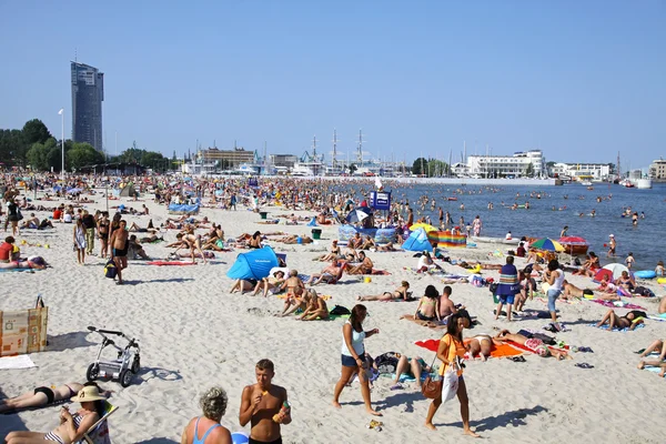 Zatłoczona plaża miejska w Gdyni, Morze Bałtyckie, Polska — Zdjęcie stockowe