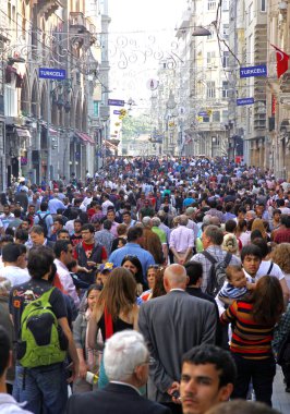 istiklal istanbul sokak üzerinde yürüyen insanlar