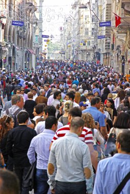istiklal istanbul sokak üzerinde yürüyen insanlar