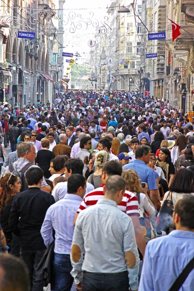 Istiklal 在伊斯坦布尔街道上行走的人 — 图库照片