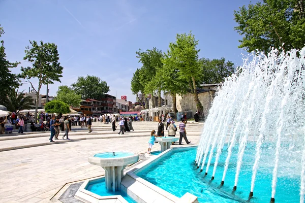 Personnes marchant près de la mosquée Eyup Sultan à Istanbul — Photo