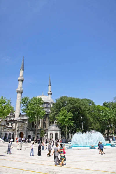 People walking near Eyup Sultan Mosque in Istanbul — Stock Photo, Image