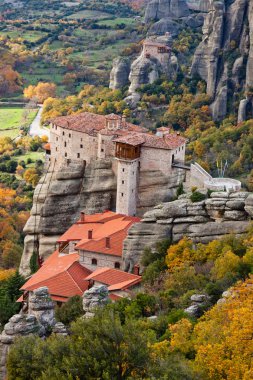 Roussanou Manastırı ve Meteora kayalar Yunanistan