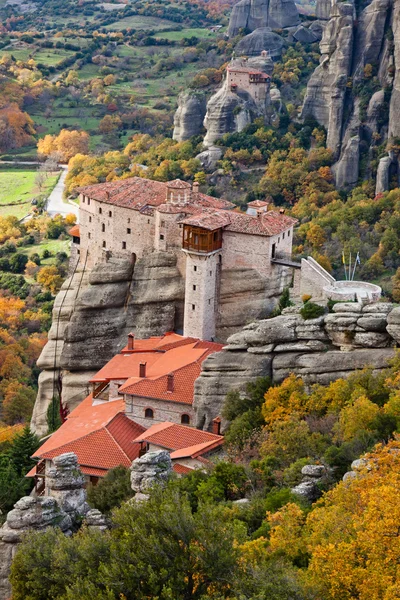 Монастырь Руссану и скалы Метеора в Греции — стоковое фото