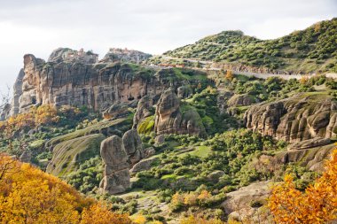 Meteora kayalar ve Yunanistan'da manastır