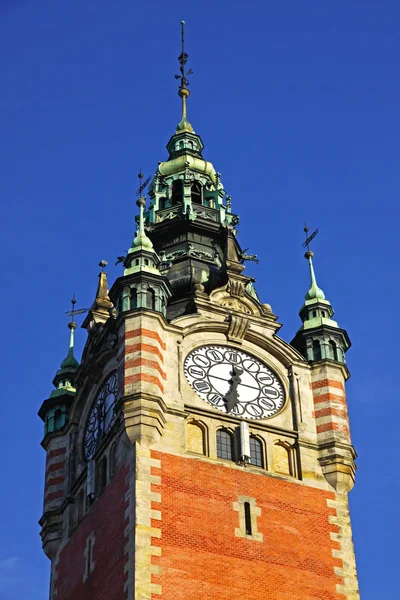 Часовая башня железнодорожной станции в Гданьске, Польша — стоковое фото