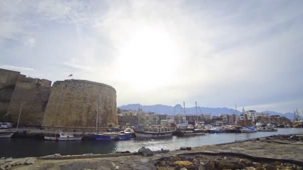 Hamnen och det medeltida slottet i Kyrenia city (Girne), Cypern — Stockvideo