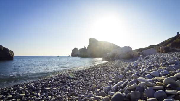 Petra tou Romiou (Rock van de Griekse), ook bekend als Aphrodite's Rock - het bekende kiezelstrand op Cyprus — Stockvideo