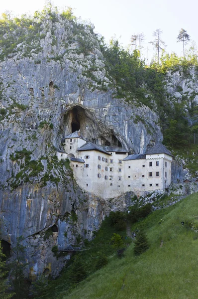 Zamek Predjamski Grad w jaskini postojna, Słowenia — Zdjęcie stockowe