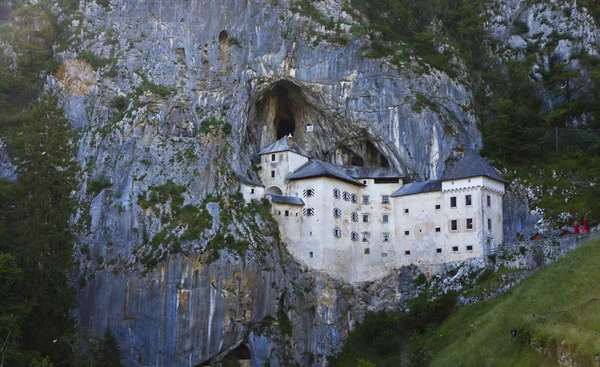 Zamek Predjamski Grad w jaskini postojna, Słowenia — Zdjęcie stockowe