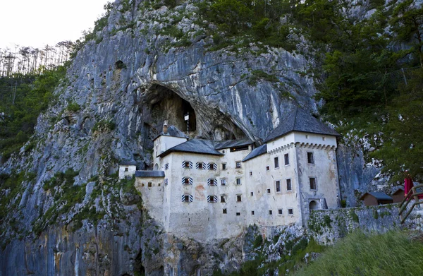 Castelul Predjama din Peștera Postojna, Slovenia — Fotografie, imagine de stoc