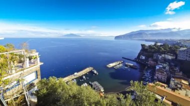 Ismarlayarak Sorrento kıyı şeridi, Napoli Körfezi ve Vezüv Yanardağı