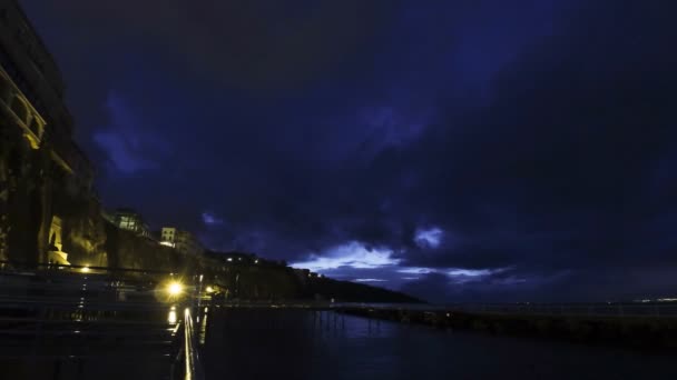 Vista noturna da costa de Sorrento, Golfo de Nápoles e Monte Vesúvio, Itália — Vídeo de Stock