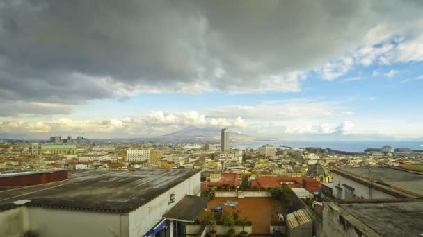 Vista panorámica del horizonte de la ciudad de Nápoles con el Monte Vesubio al fondo — Vídeos de Stock