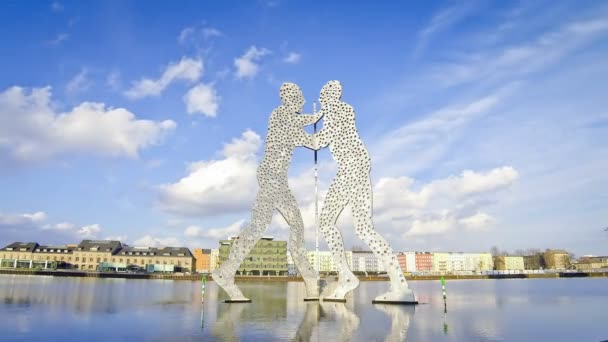 Molekül-Mensch-Skulptur an der Spree, Berlin, Deutschland (Zeitraffer)) — Stockvideo