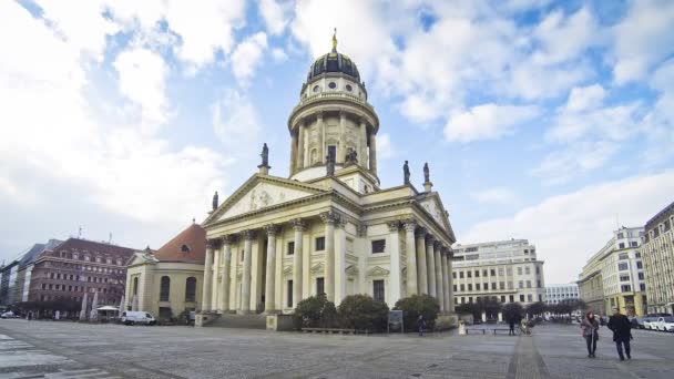 Praça Gendarmenmarkt em Berlim. Vista para a catedral francesa (Franzosischer Dom ) — Vídeo de Stock