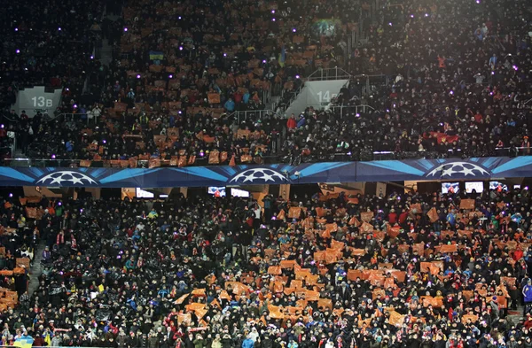 People watch the football game — Stock Photo, Image