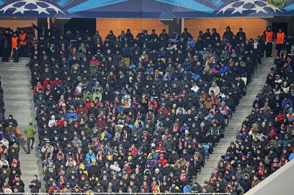 As pessoas assistem ao jogo de futebol — Fotografia de Stock