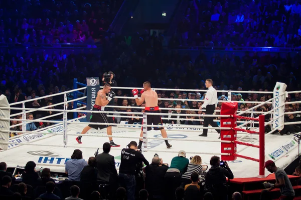 Boksz küzdelem Olekszandr Usyk vs Venter Mónika — Stock Fotó