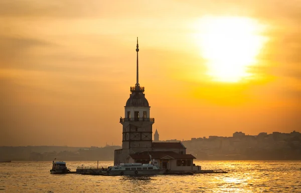 Maiden Tower znajduje się w Cieśninie Bosfor, Istanb — Zdjęcie stockowe