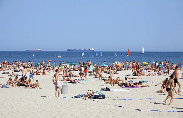 Playa municipal llena de gente en Gdynia, Mar Báltico, Polonia — Foto de Stock