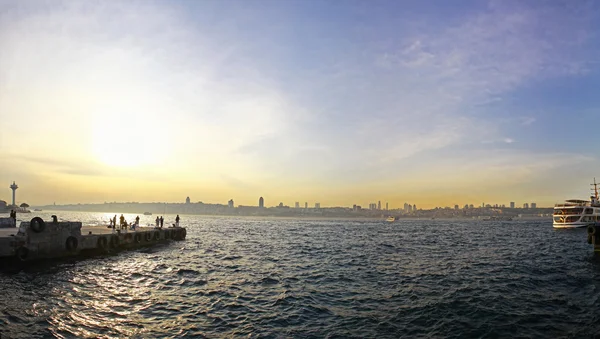 Puesta de sol sobre el estrecho del Bósforo en Estambul — Foto de Stock