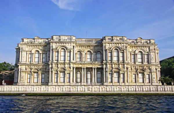 Palazzo Beylerbeyi sulla riva dello stretto del Bosforo a Istanbul — Foto Stock