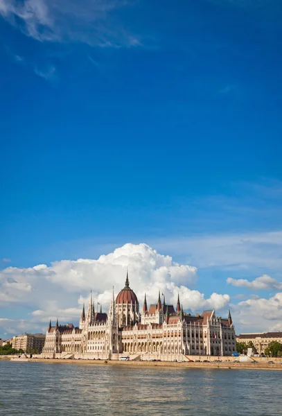 Byggnaden av den ungerska nationella parlamentet i Budapest — Stockfoto