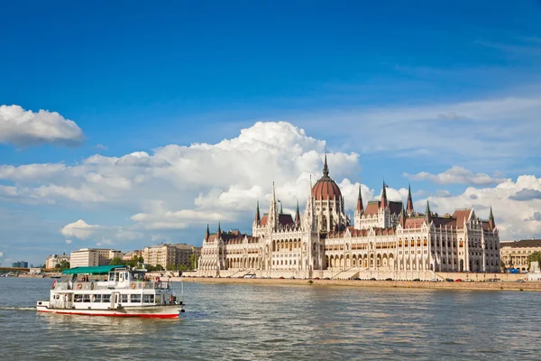 Budování maďarského národního parlamentu v Budapešti — Stock fotografie