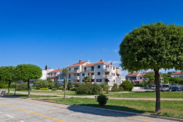 Promenade straat in stad Umag, Istrië, Kroatië — Stockfoto