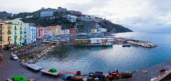 Panoramiczny widok z małym porcie w Sorrento, Włochy — Zdjęcie stockowe