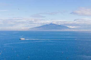 Napoli Körfezi ve Vezüv Yanardağı. Sorrento şehir, Ital görüntülemek