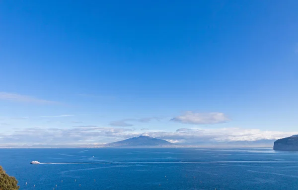 Napolibugten og Vesuv-bjerget. Udsigt fra Sorrento by, Ital - Stock-foto